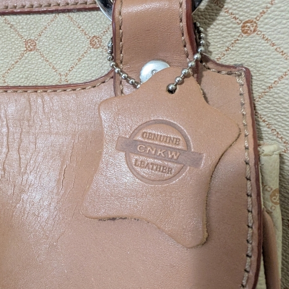 Elegant Tan and Cream Handbag - Picture 4 of 10